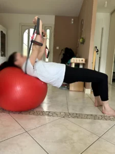 Exercice avec swiss ball et sangles de suspension pour renforcer le dos, le gainage et la stabilité.