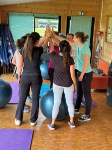 Cours collectif de sport santé avec exercices de renforcement, équilibre et cohésion de groupe.
